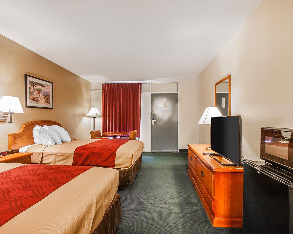 Econo Lodge Cullman Bagian luar foto