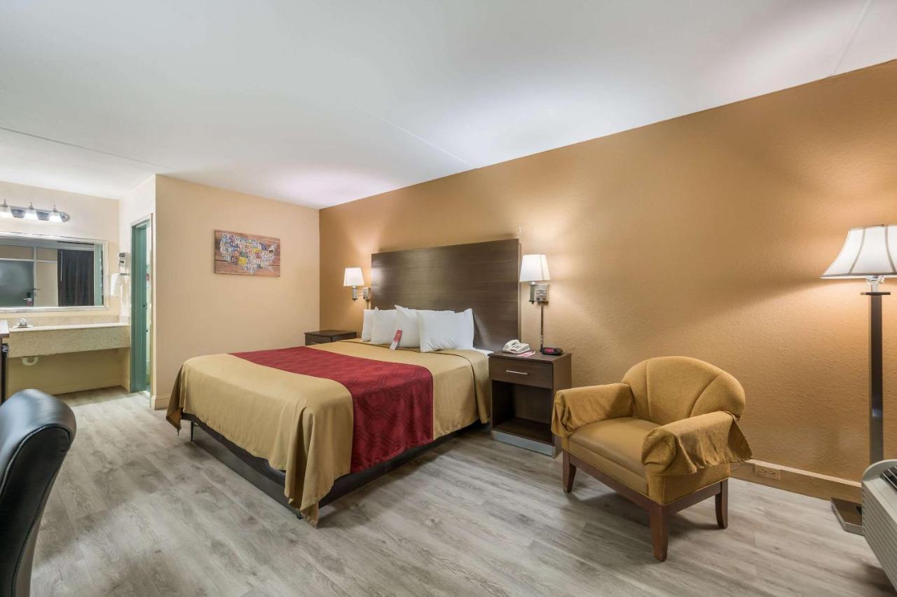 Econo Lodge Cullman Bagian luar foto