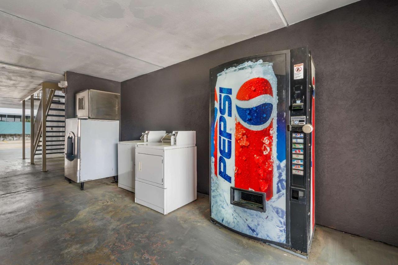 Econo Lodge Cullman Bagian luar foto