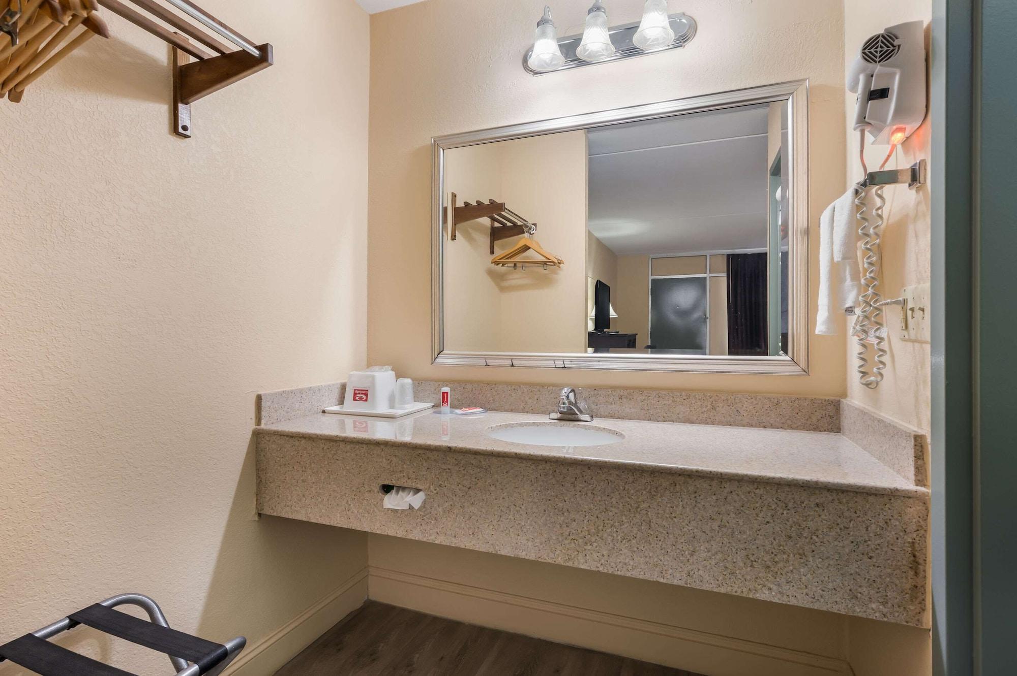 Econo Lodge Cullman Bagian luar foto