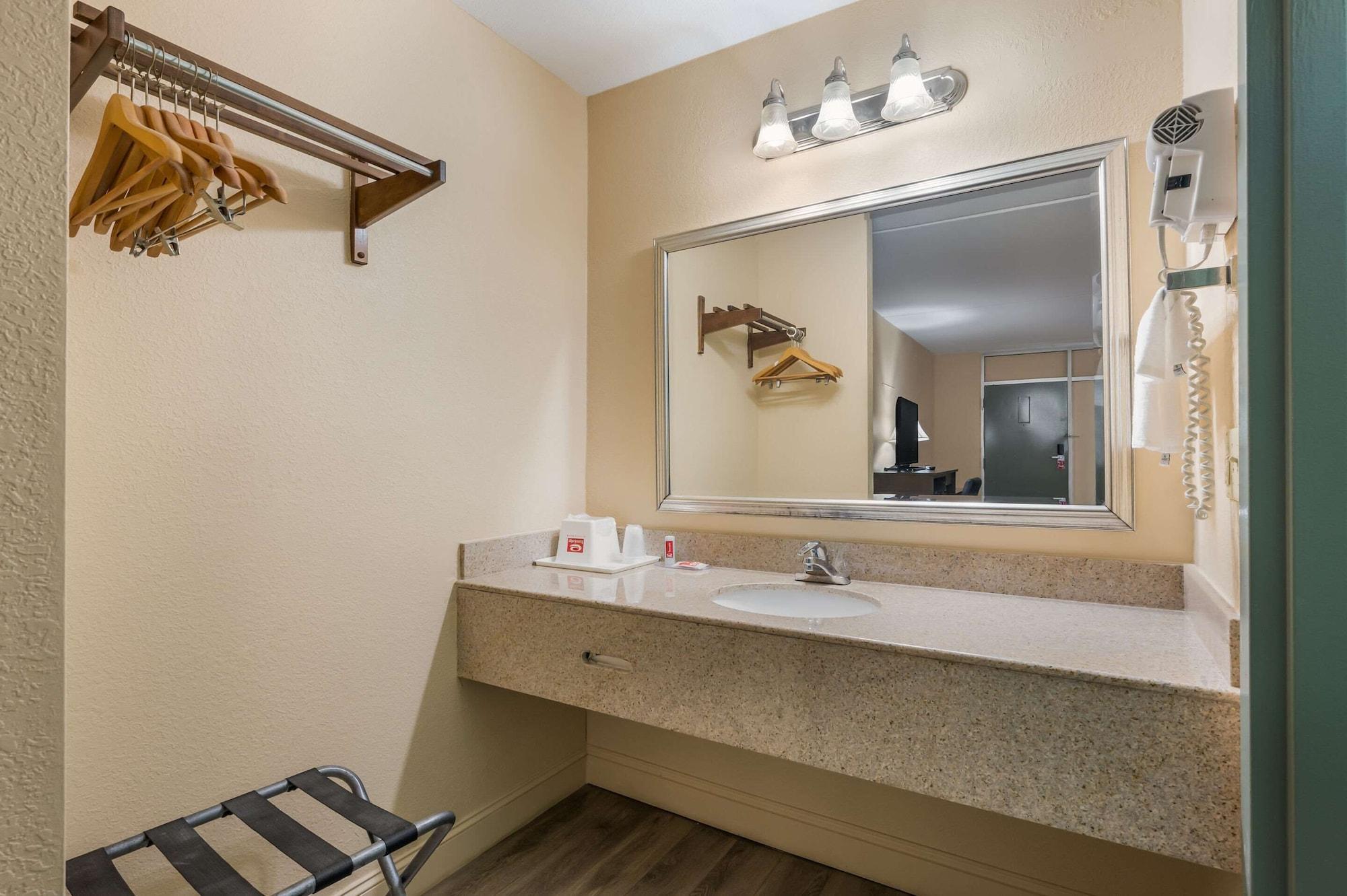 Econo Lodge Cullman Bagian luar foto